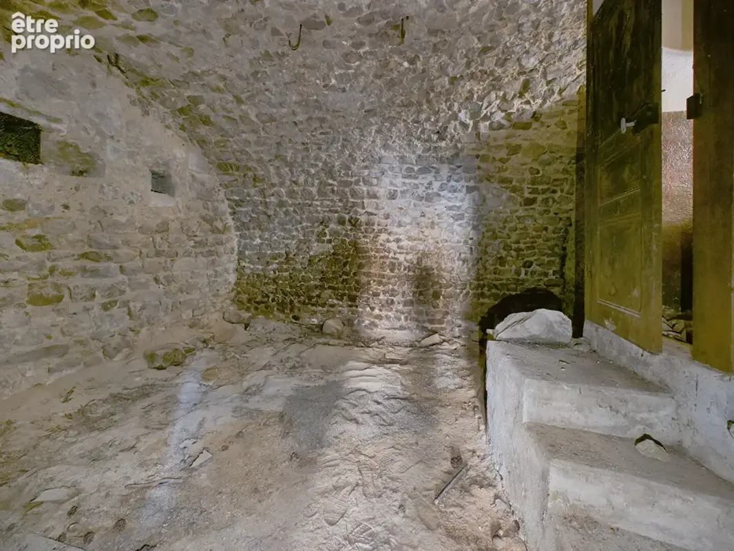 Maison en pierre au coeur du village de Chalencon à réhabiliter avec cour - photo 6