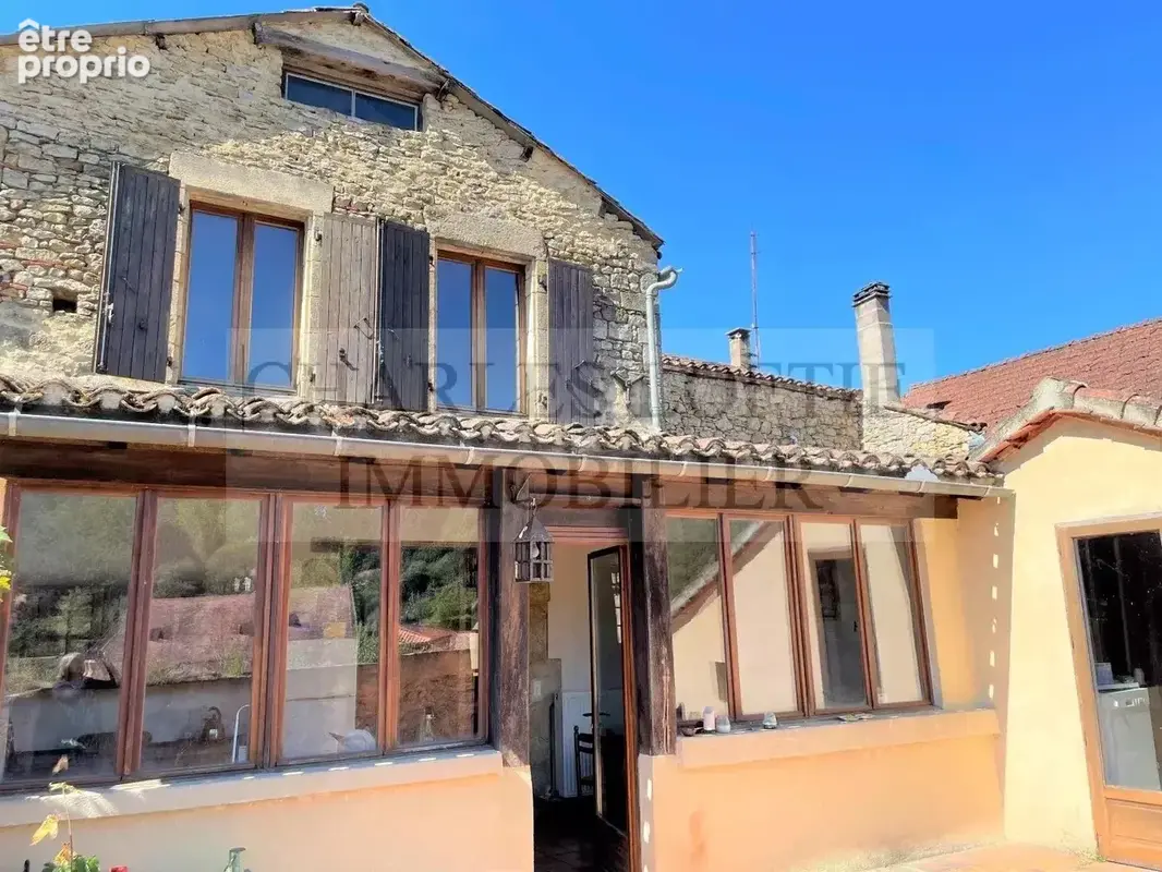 Spacieuse maison en pierre avec grande terrasse située à l'orée d'un village avec commerces et restaurant. - photo 2