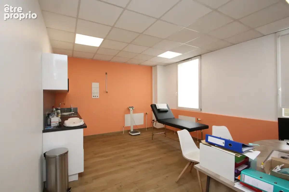Local professionnel de 121 m2 clé en main   idéal cabinet médical ou bureaux, avec ascenseur et 3 parkings - photo 2