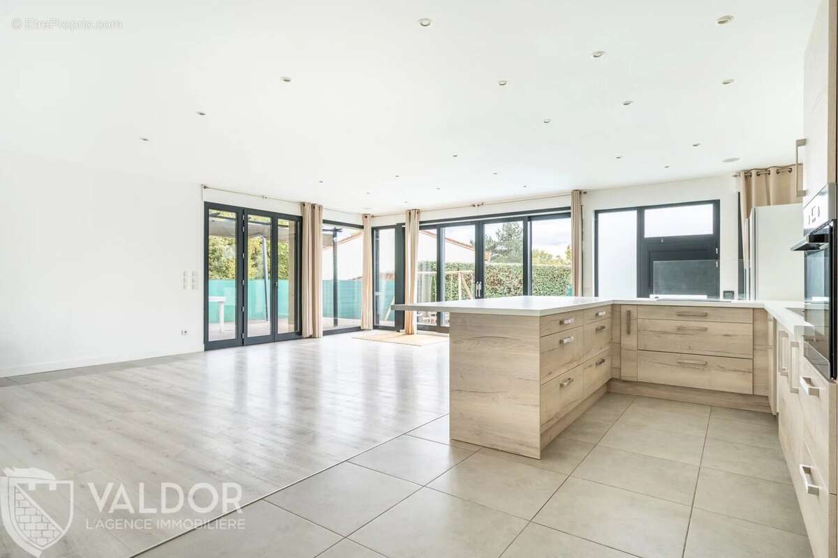 Maison à SAINT-GENIS-LES-OLLIERES