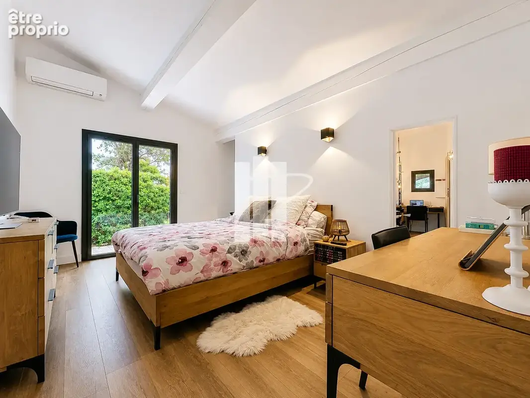 Superbe villa rénovée à Saint-Raphaël   208 m2, vue mer, suites, piscine et prestations d’exception - photo 9