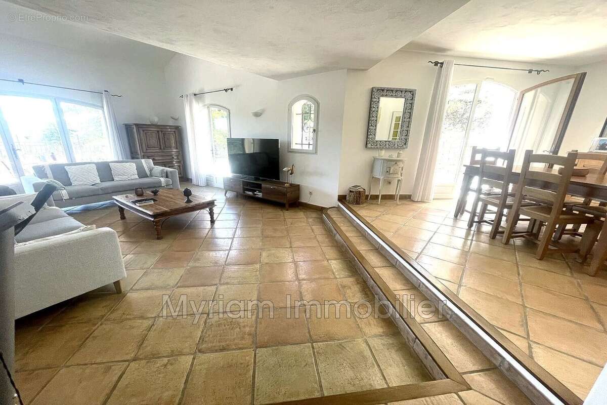 Maison 265 m² à Peymeinade  - photo 3