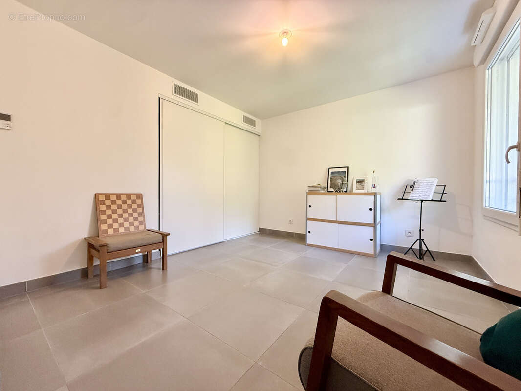 Appartement 3 pièces avec solarium, terrasse, parking et cave   Menton - photo 8
