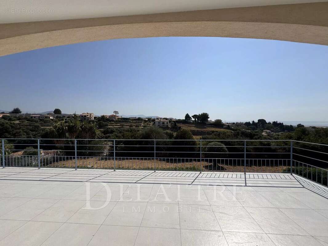 Appartement à SAINT-LAURENT-DU-VAR