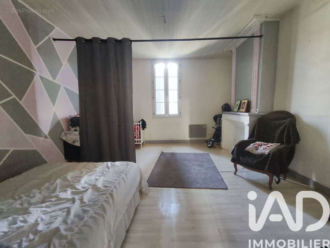 Maison 200 m² à Saint-Seurin-Sur-L'isle  - photo 2