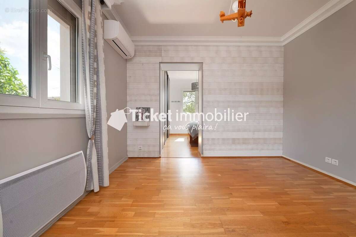 Maison t5 de 160m2, annexe t3 de 60m2, terrain de 3533m2, piscine au sel, climatisation etc ... - photo 17