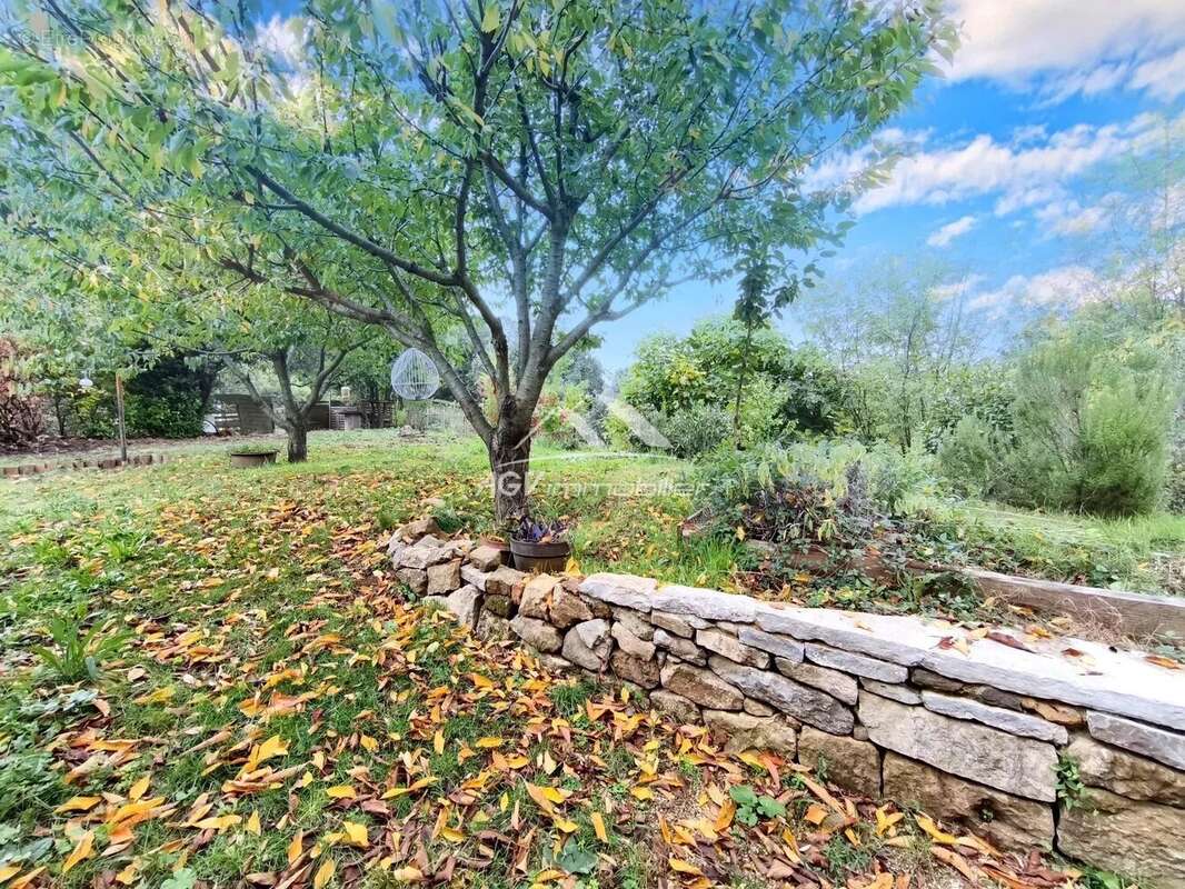 Maison à SAINT-JULIEN-LES-ROSIERS