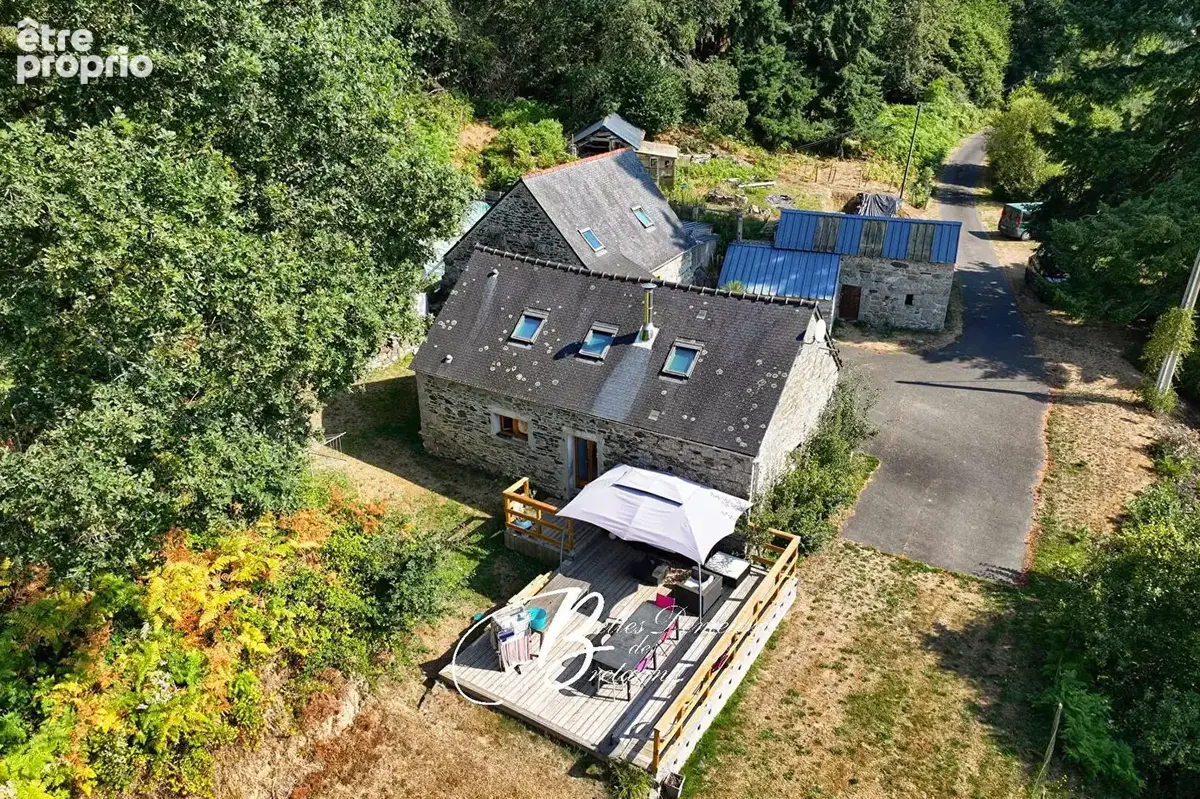 A vendre jolie propriété en pierre au coeur d'un espace naturel de près de 3 hectares - photo 2
