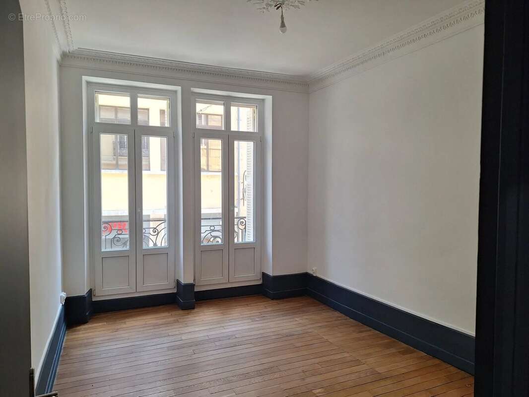 IDEAL CITADINS ! En plein centre ville rue piétonne, au 1er étage SUPERBE  T5 DE CARACTERE  de 86 m² entièrement refait à neuf - photo 8