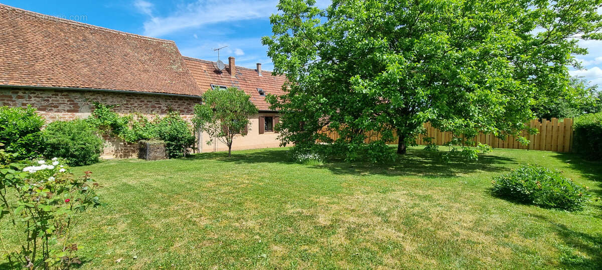 À vendre   Maison individuelle pleine de charme avec terrain et dépendances - photo 9