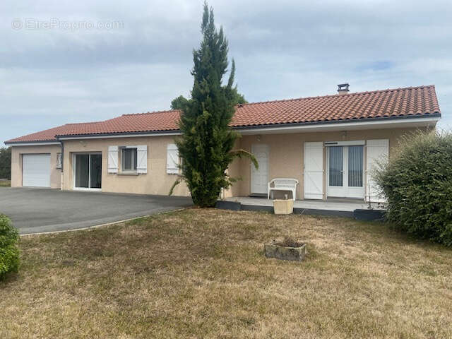 Très belle maison de plain-pied avec garage et double garage sur beau terrain de 2700 M2 - photo 4