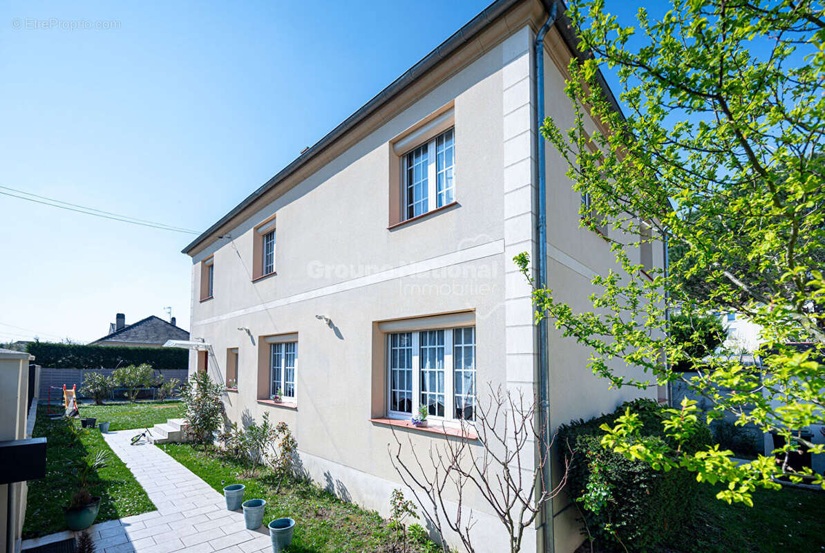 Maison familiale, beaux volumes, au calme et proche gare - photo 2