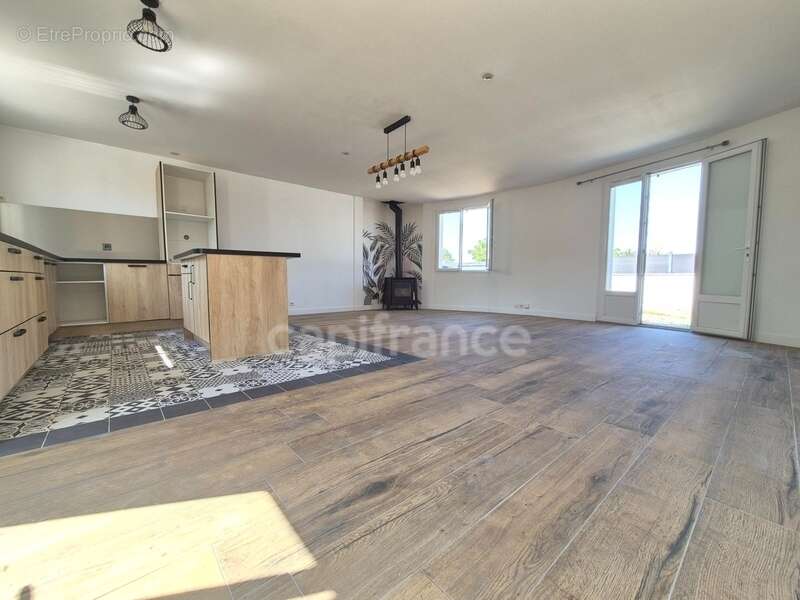 Maison à CHAILLEVETTE