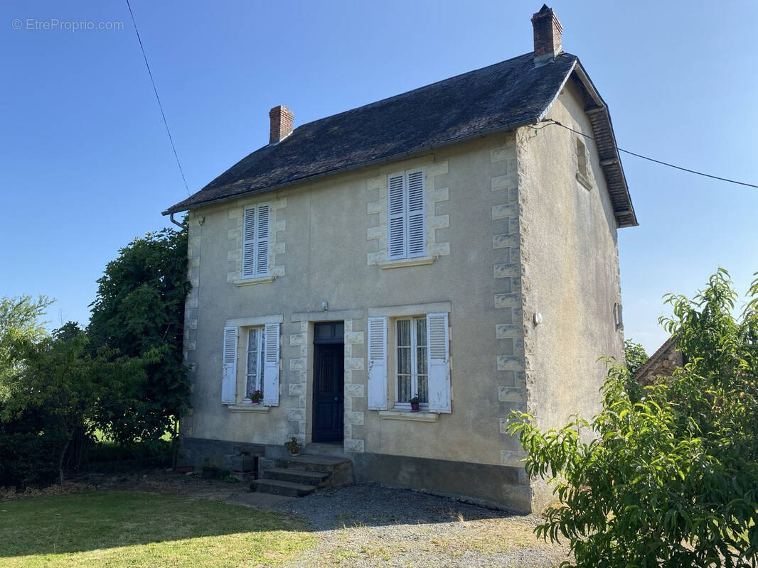 Maison à SAINT-CYR-LES-CHAMPAGNES