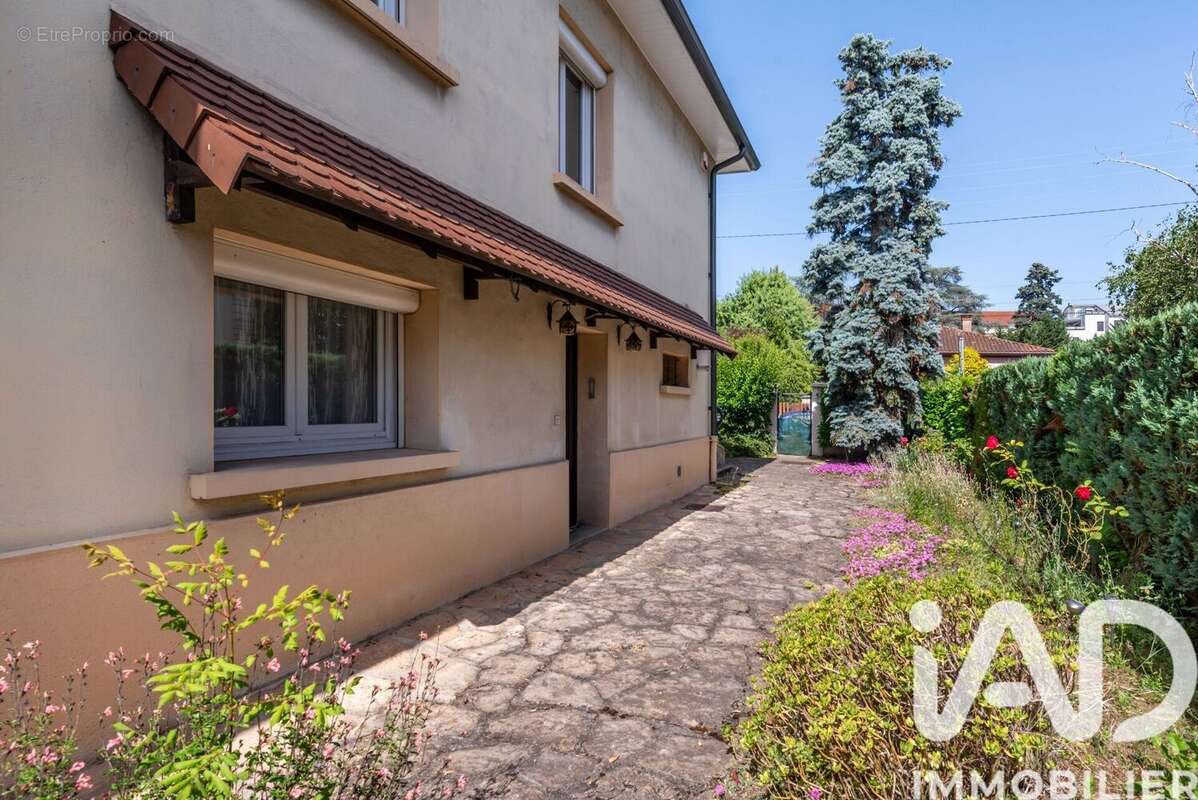 Maison 198 m² à Bron  - photo 4