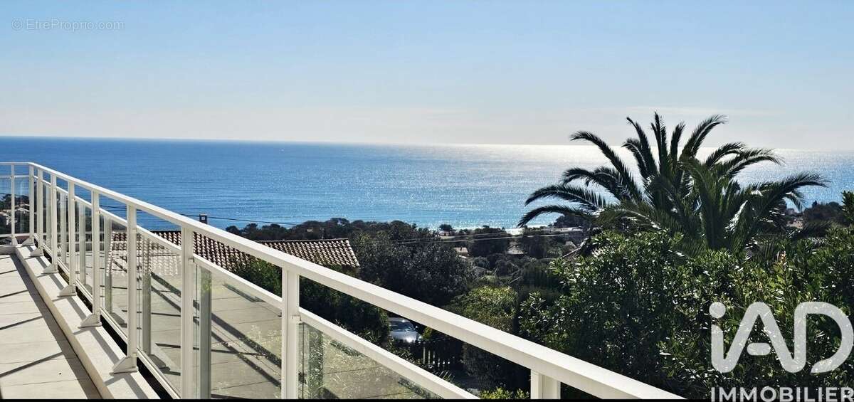 Photo 2 - Appartement à ROQUEBRUNE-SUR-ARGENS