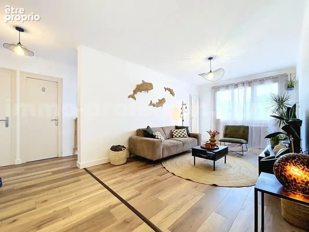 Appartement_T3_la_roche_sur_foron_renove_refait_neuf_terrasse_balcon_belle_superficie_proche_prox_frontière_Suisse_direction_GENEVE_autoroutes_investissement_locatif_vente_vue_séjour_cuisine_équipée_