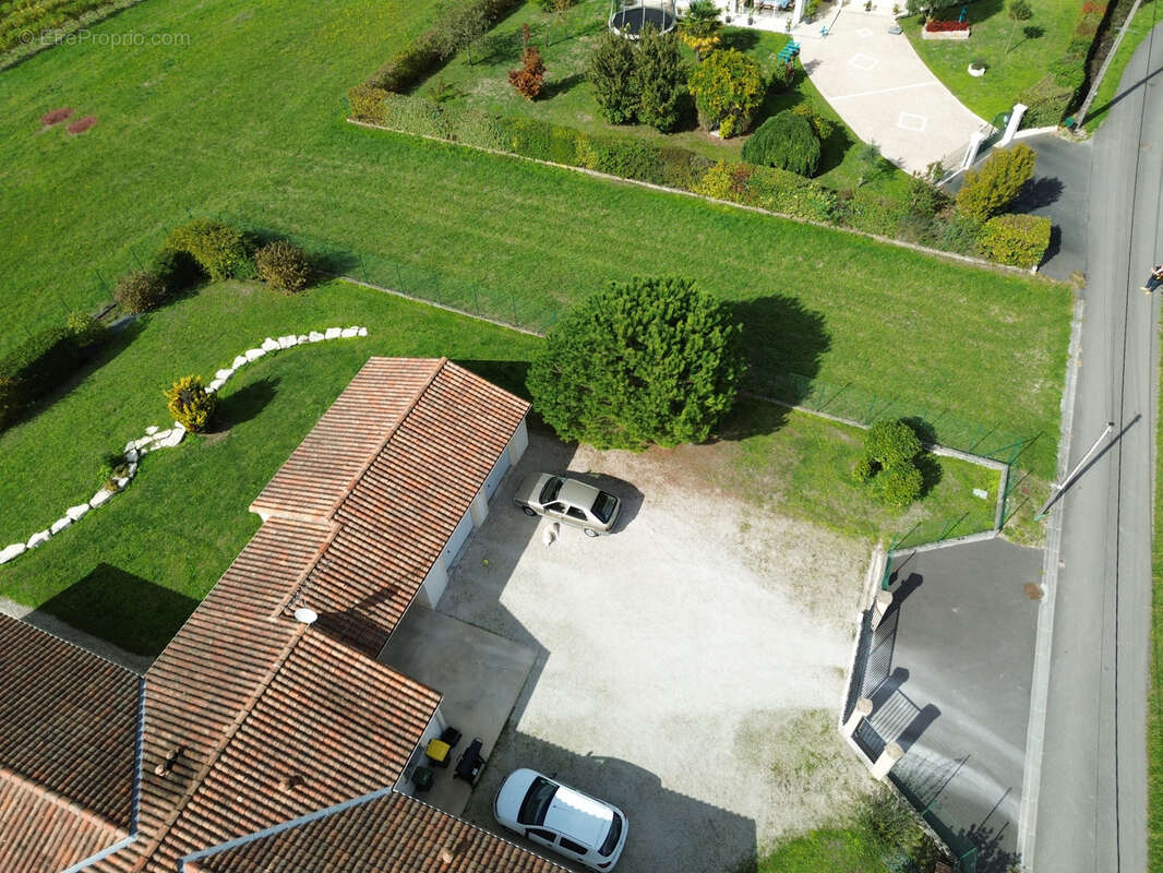 Terrain à BARBEZIEUX-SAINT-HILAIRE