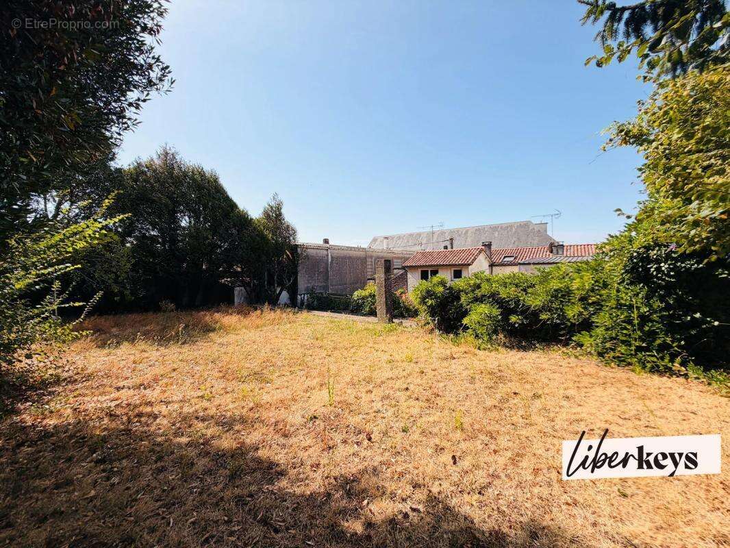 La châtaigneraie – maison de ville 269 m² avec studio indépendant : résidence familiale ou investissement locatif à fort potenti - photo 18