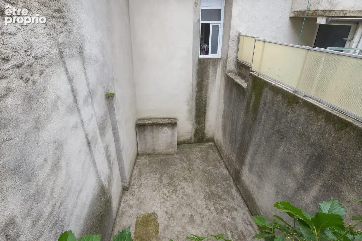 Immeuble de rapport avec 2 appartements, studio, caves et cour - photo 8