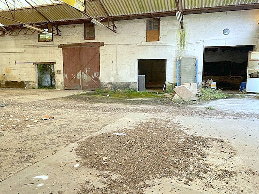 Ensemble immobilier plein centre à rénover Saint Sauveur D Aunis 409 m2 - photo 4