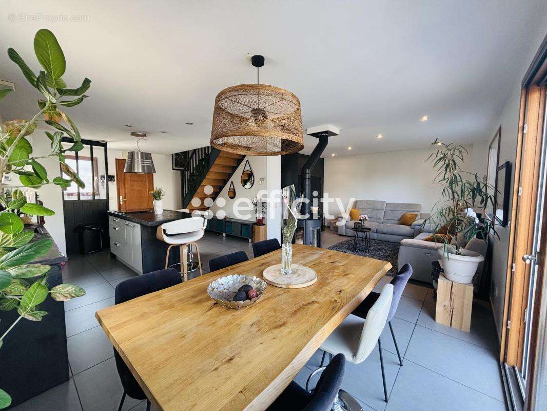 Maison 94 m² à Montagny-Les-Lanches  - photo 3