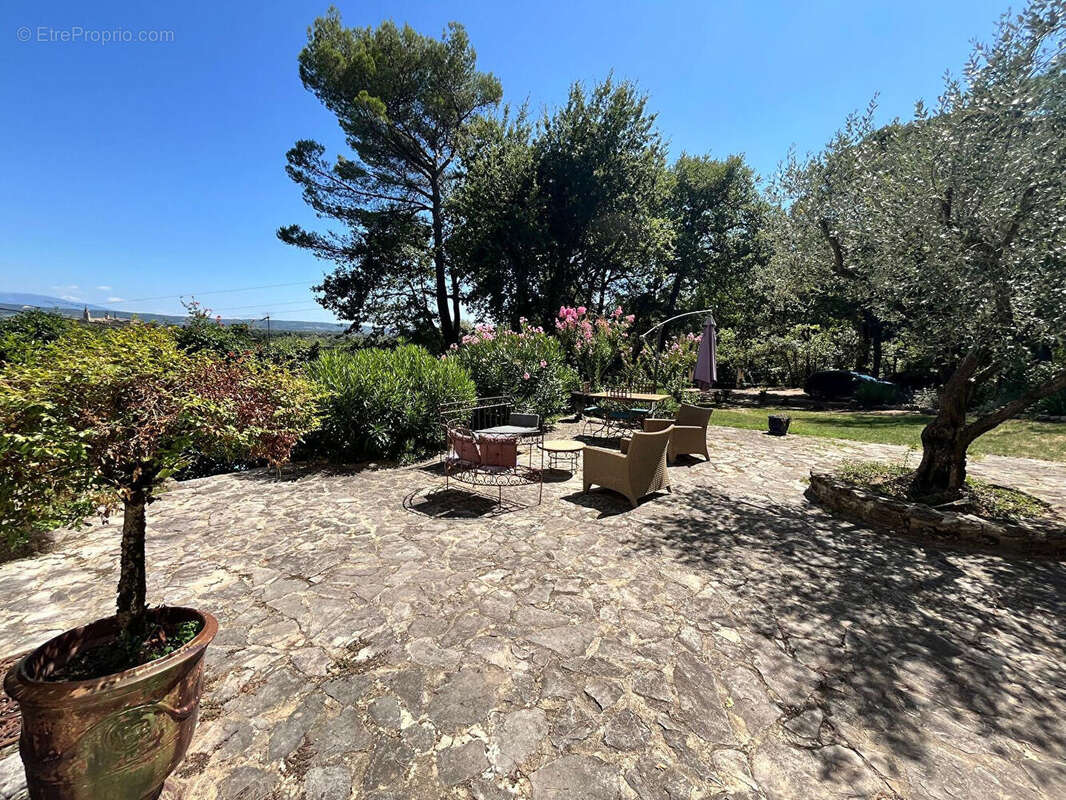 Mas avec piscine, 1 hectare de terrain et vue sur le village et proche commodités - photo 5