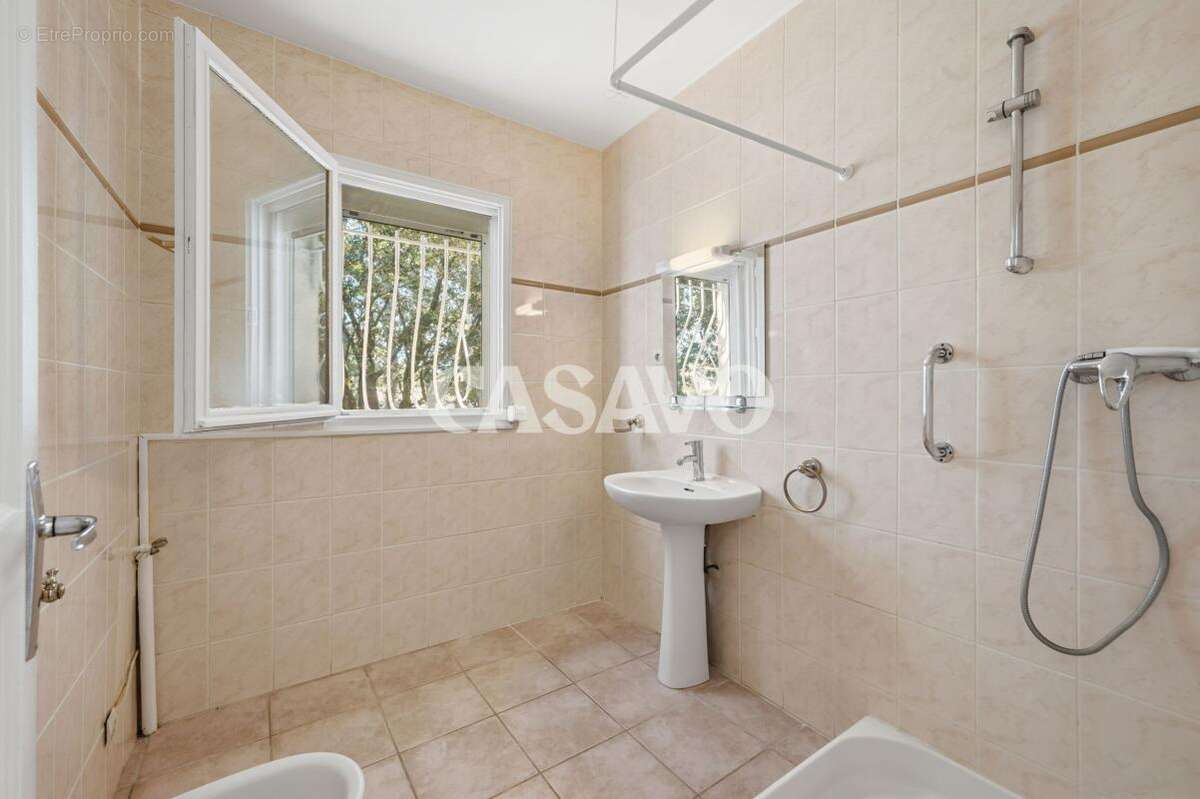 Vente Maison 8 pièces de 236m² - 13760 Saint-Cannat - photo 11
