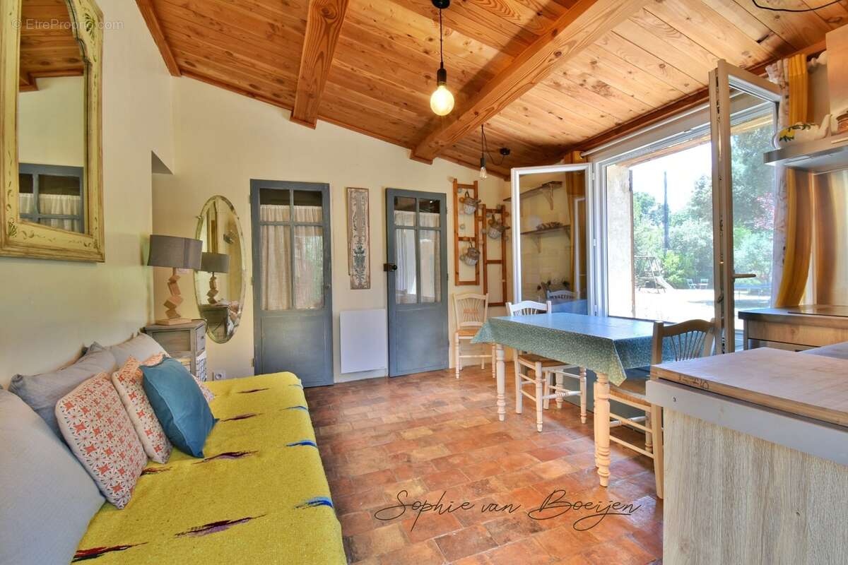 Maison à vendre 10 pièces EGUILLES (13), maison avec dépendances de 215 m², sur 3 230 m² avec piscine - photo 15