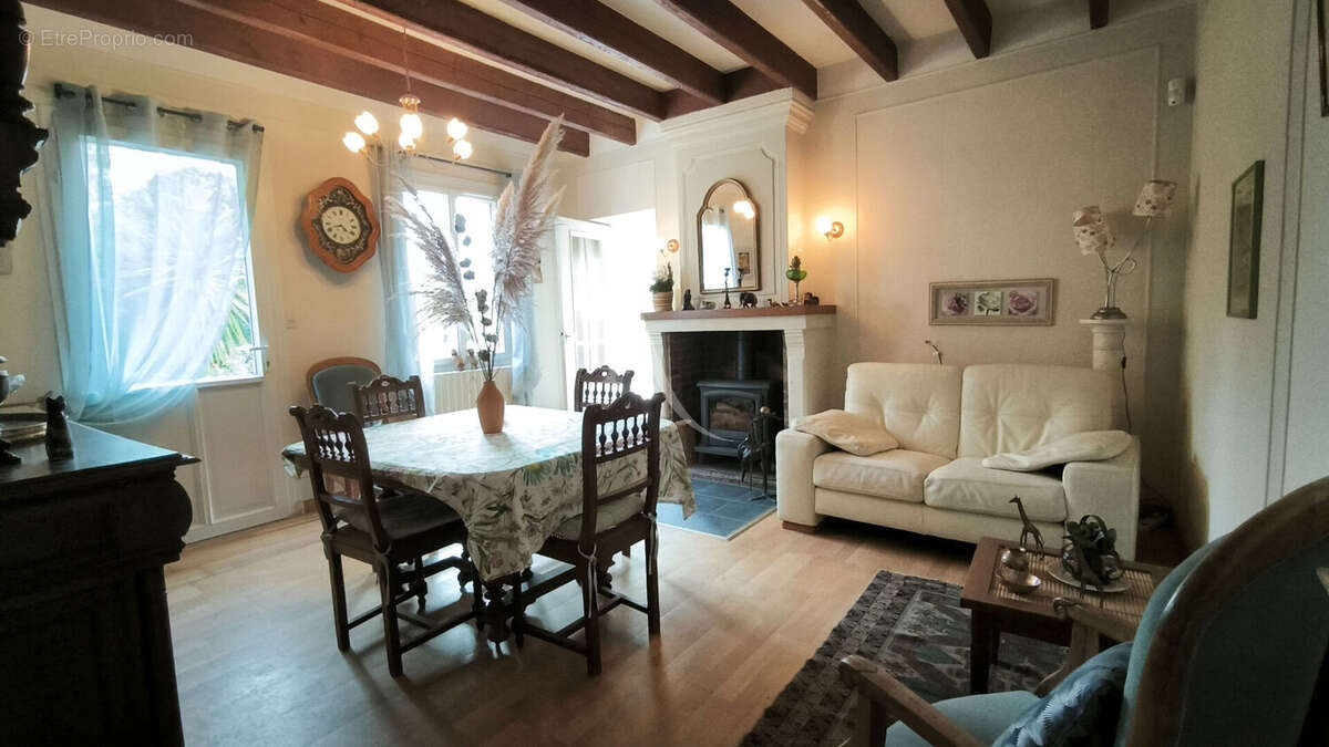 Maison à LONGUE-JUMELLES