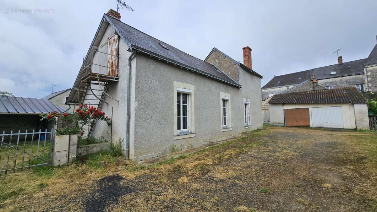 Maison de charme – Centre-ville – Idéal primo-accédant / investisseur / retraités NOYANT (49) - photo 9