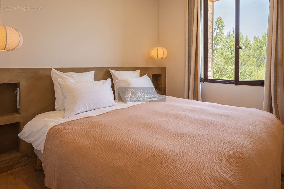 Propriété entièrement rénovée de 6 chambres, bénéficiant d'une vue panoramique, d'un environnement calme et située à proximité i - photo 18