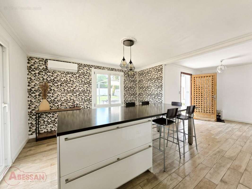 Maison à SAINT-HILAIRE-DE-BRETHMAS