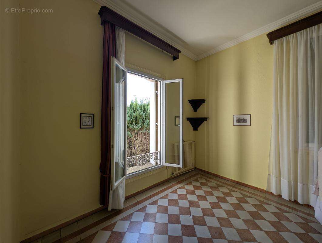 Maison à MONTBAZIN