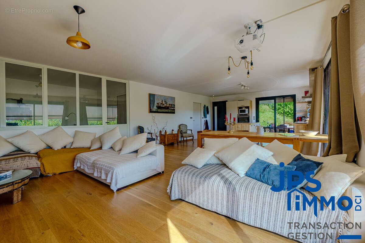 Maison 138 m² à Geyssans  - photo 6