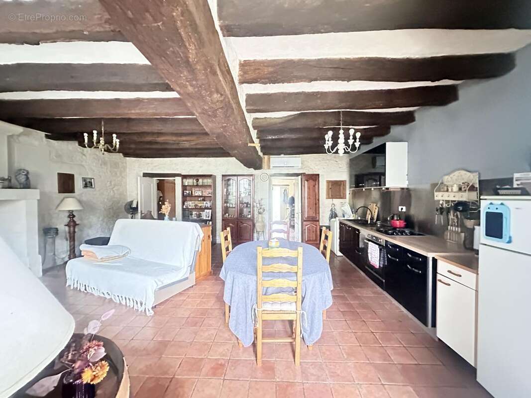Maison 146 m² à Crouzilles  - photo 6