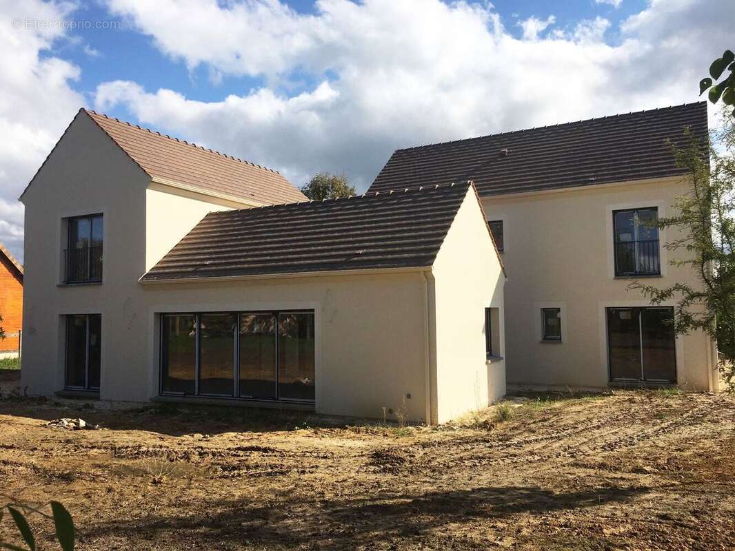 Terrain à NEUILLY-EN-THELLE