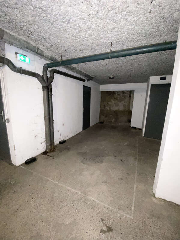 Place de Parking et cave - photo 4