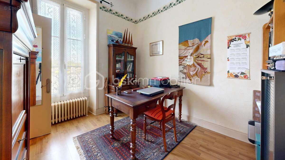 Une maison de caractère avec piscine intérieur au cœur d’un environnement paisible - photo 16