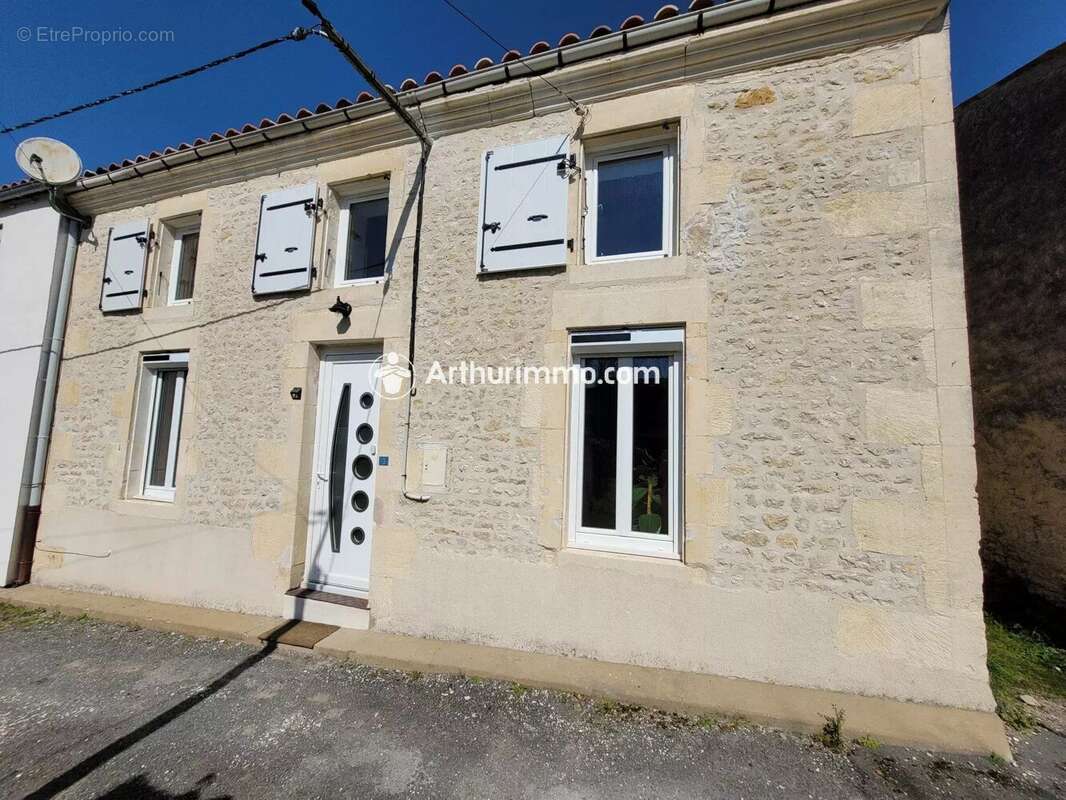 Maison à POURSAY-GARNAUD
