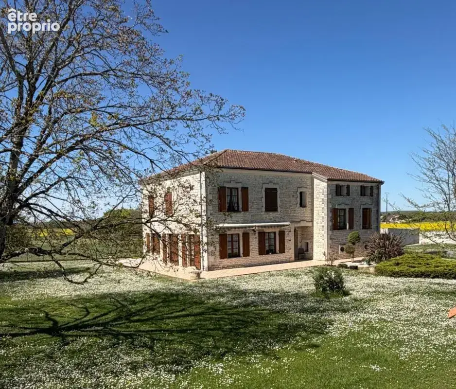 Brie. Maison en pierre de 200 m² sur une parcelle de 3392 m² - photo 14