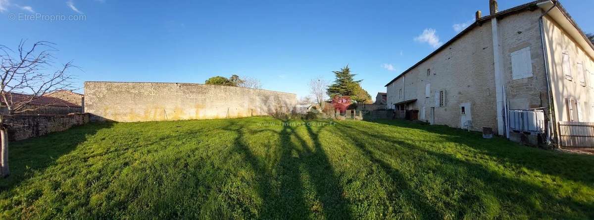 Maison à SAINTE-NEOMAYE