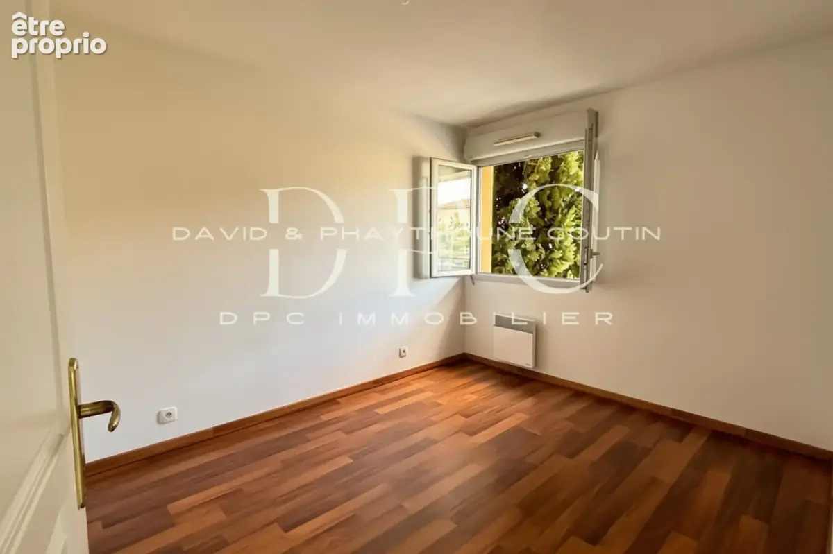 Beau t2 avec ascenseur terrasse parking proche commodites vendu libre - photo 5