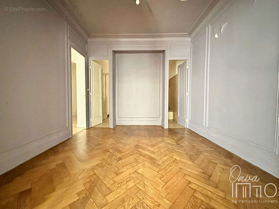 Hôtel de Ville - Rue de l'Arbre Sec - T2 de 58m² à fort potentiel - photo 5