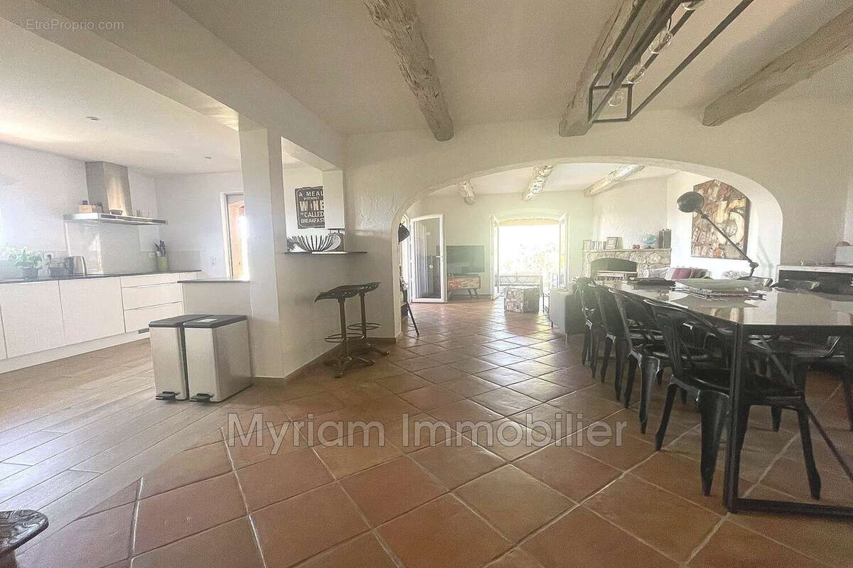 Maison 198 m² à Peymeinade  - photo 3
