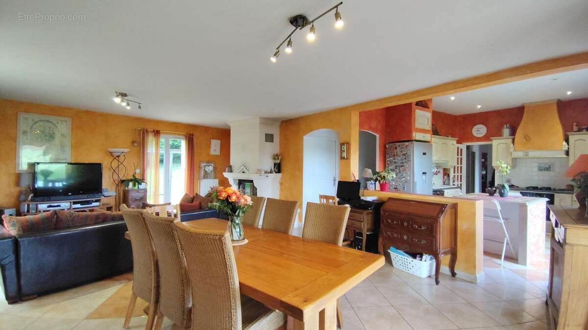 Maison à TERRASSON-LAVILLEDIEU