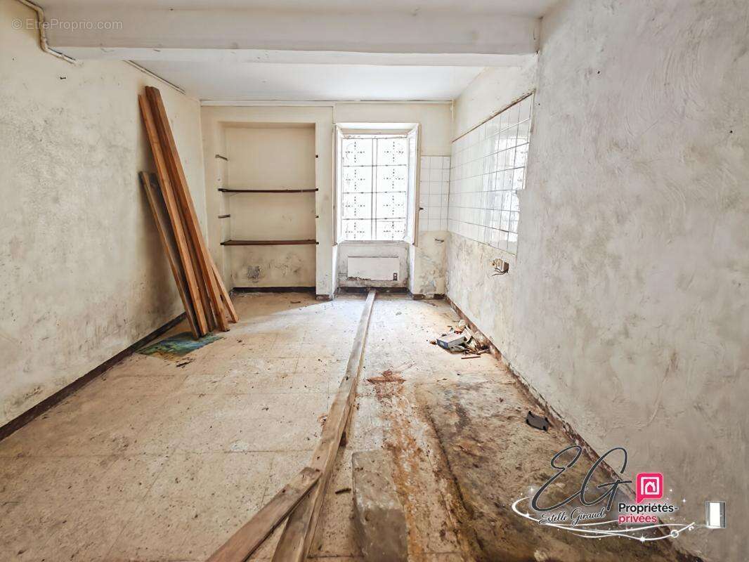 Laure Minervois,  Projet de rénovation : maison de village avec extérieur et garage - photo 5