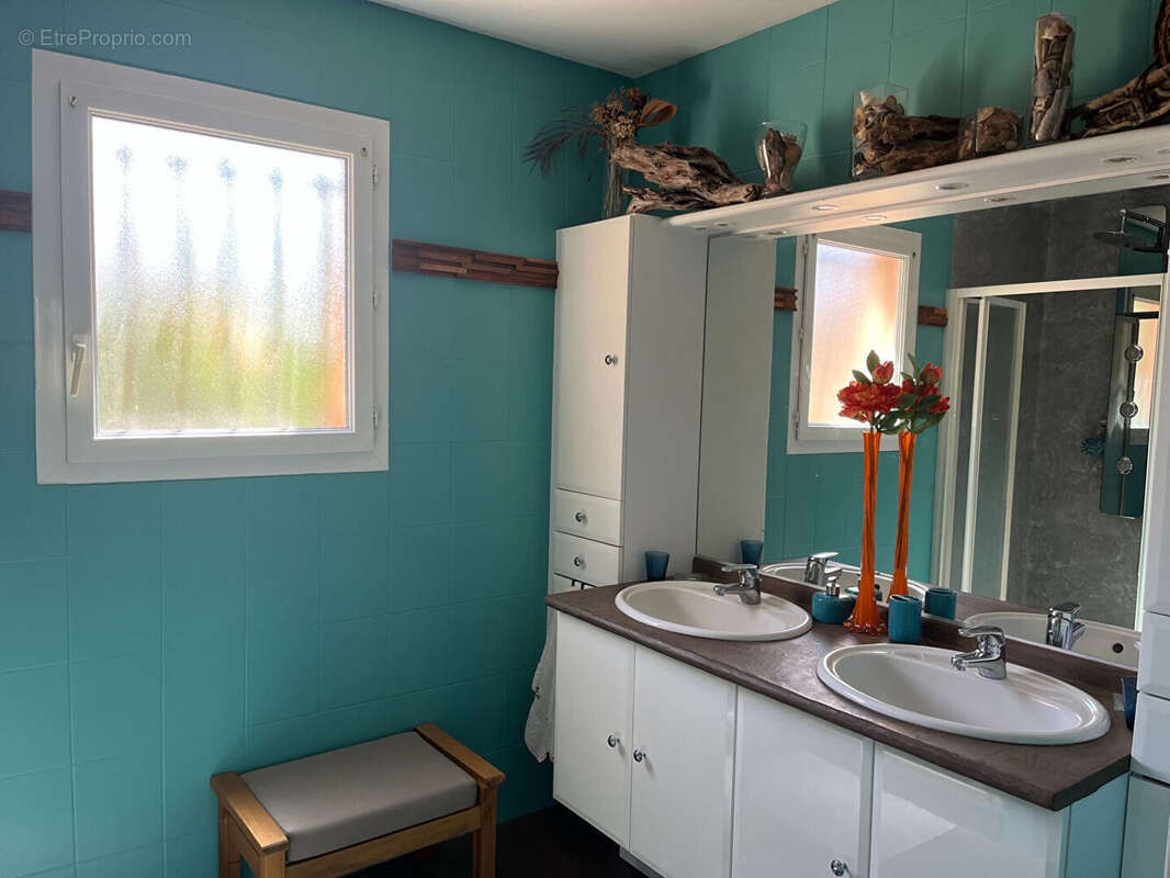 Maison contemporaine de plain-pied avec piscine et dépendance dans un environnement calme et paisible - photo 9