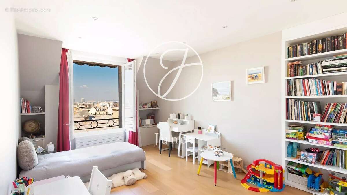 Appartement à PARIS-16E