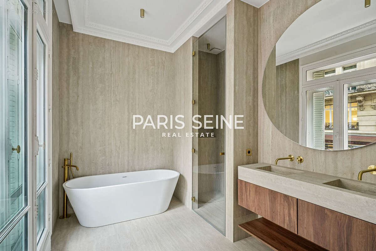 Appartement à PARIS-8E